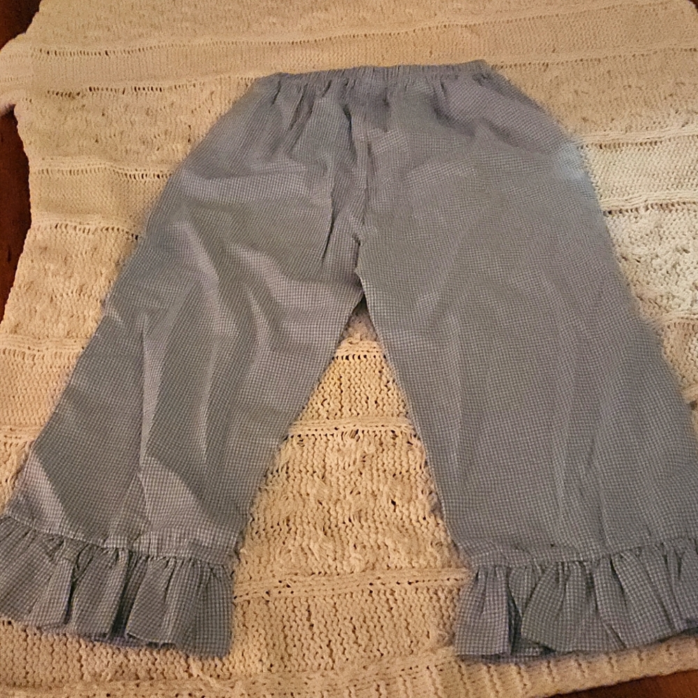 Really cute crop pants small . Light weight perfect for spring cute and comfy.